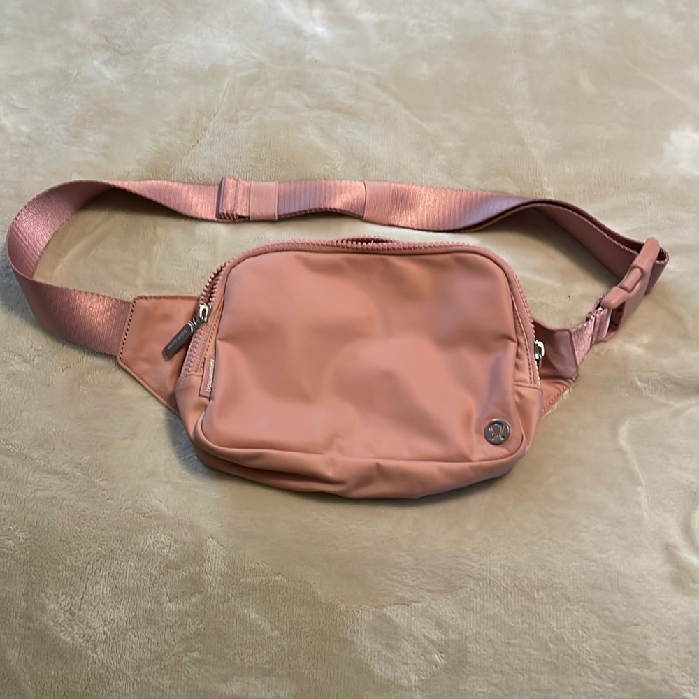 2L Lululemon Belt Bag